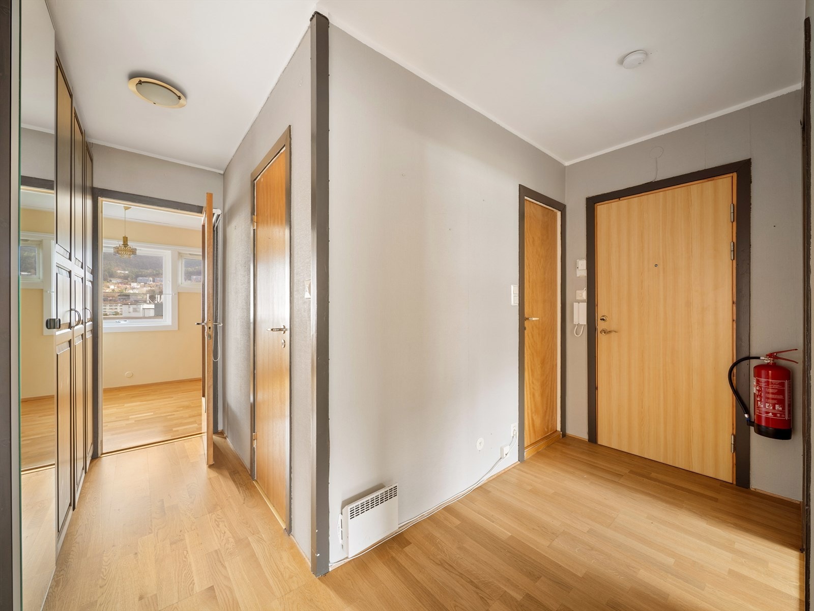 Romslig entré med god garderobeplass for yttertøy og sko. Dørcalling. Galleribilde