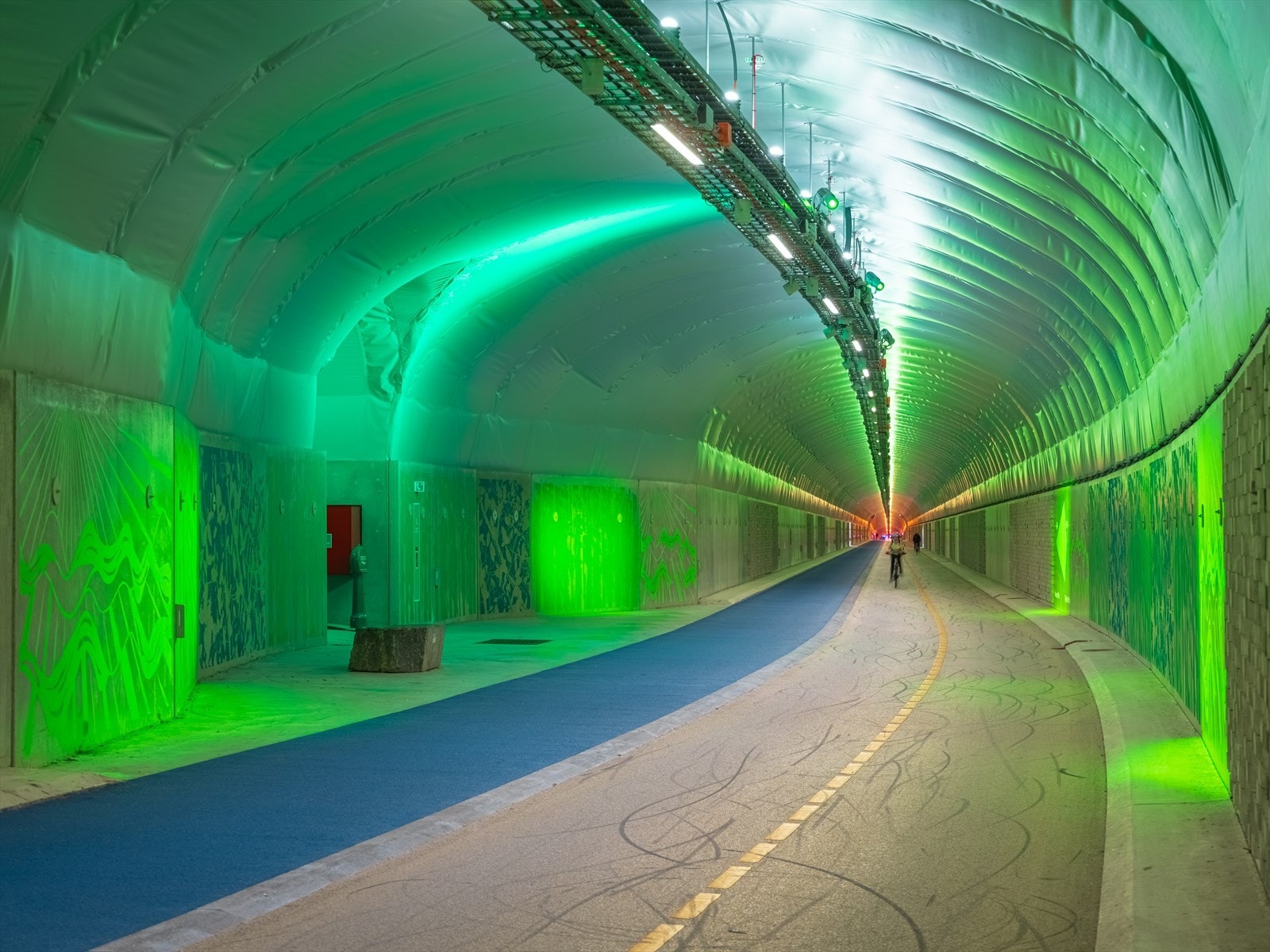 Gang- og sykkeltunnel fra Fyllingsdalen (Oasen) til Mindemyren. Populær å trene i når været er dårlig. Denne er på 3 km. med titan dekke for løping. Galleribilde