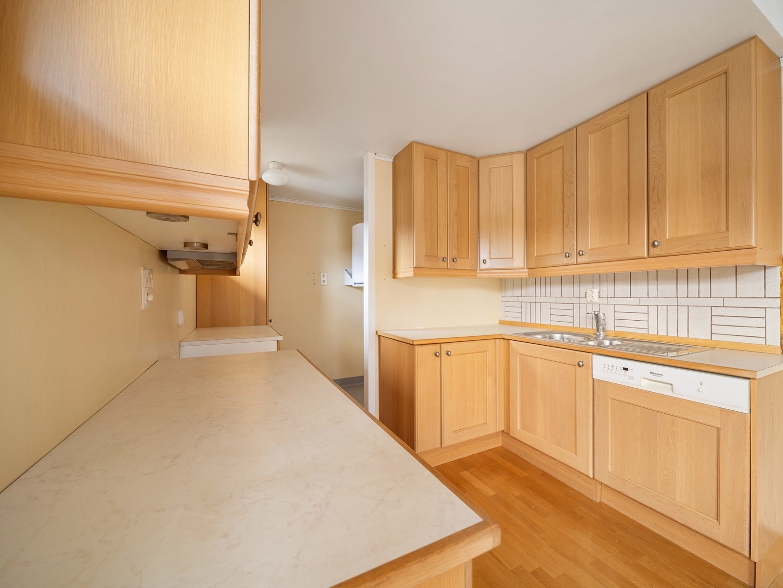 God skap- og benkeplass på kjøkken. Galleribilde