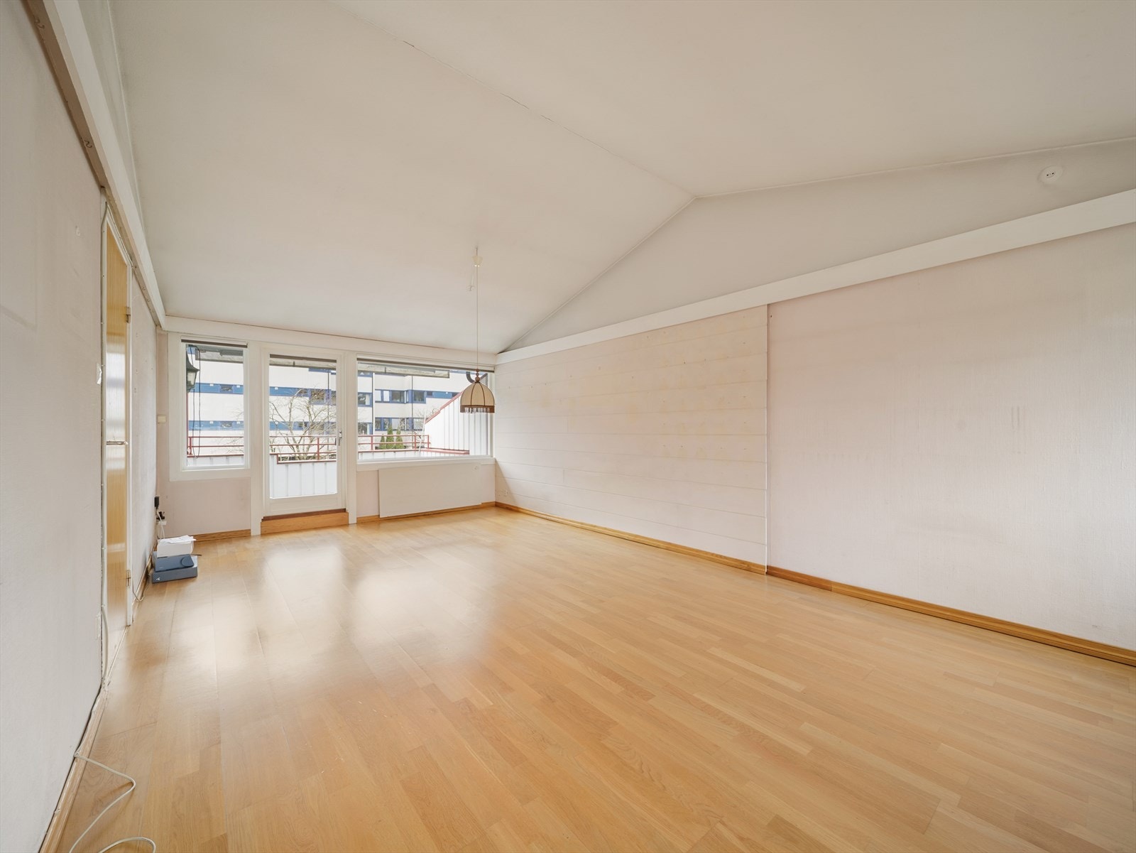 God plass i stue til å innrede med sofagruppe og spisebord. Galleribilde