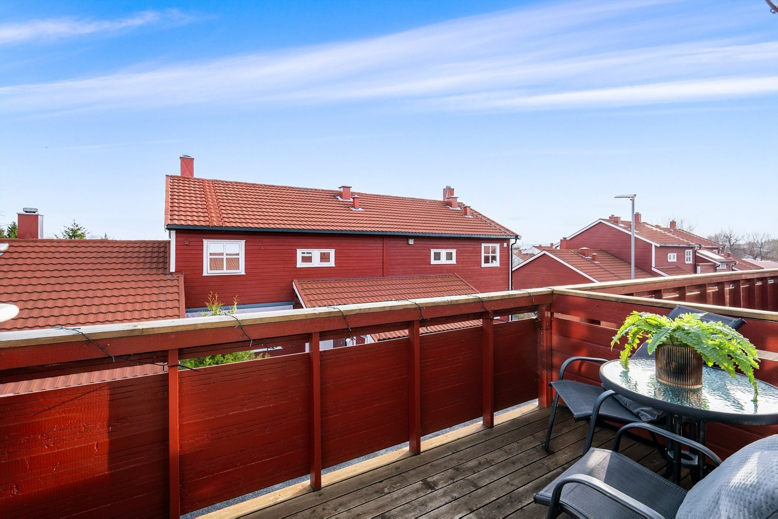 Balkong med utgang fra stua. Her får du fin utsikt mot sør. Gode solforhold på dag og ettermiddag. Galleribilde