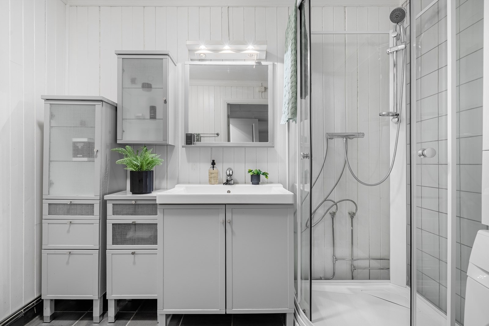 Praktisk og romslig bad. Galleribilde