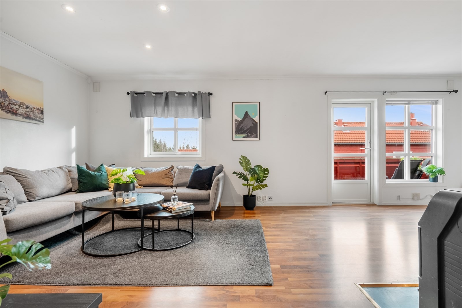 Stor stue med utgang til sørvendt balkong. Galleribilde