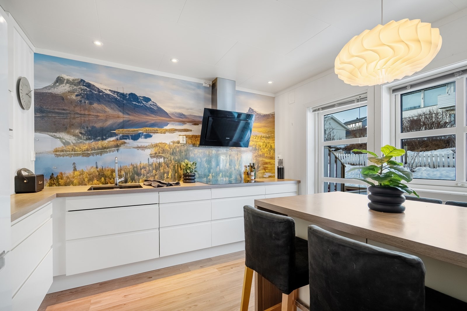 Oppgradert kjøkken med innebygde hvitevarer. Utgang til balkong. Galleribilde