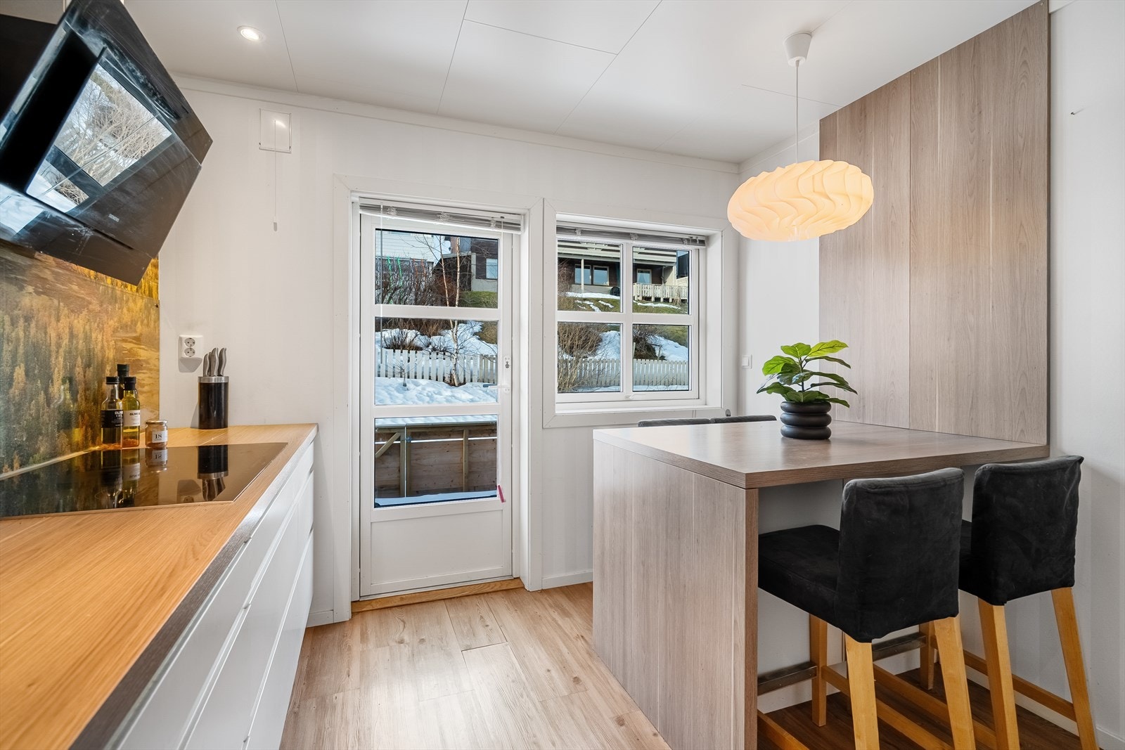 Stilig opparbeidet spisegruppe med plass for 4 personer. Galleribilde