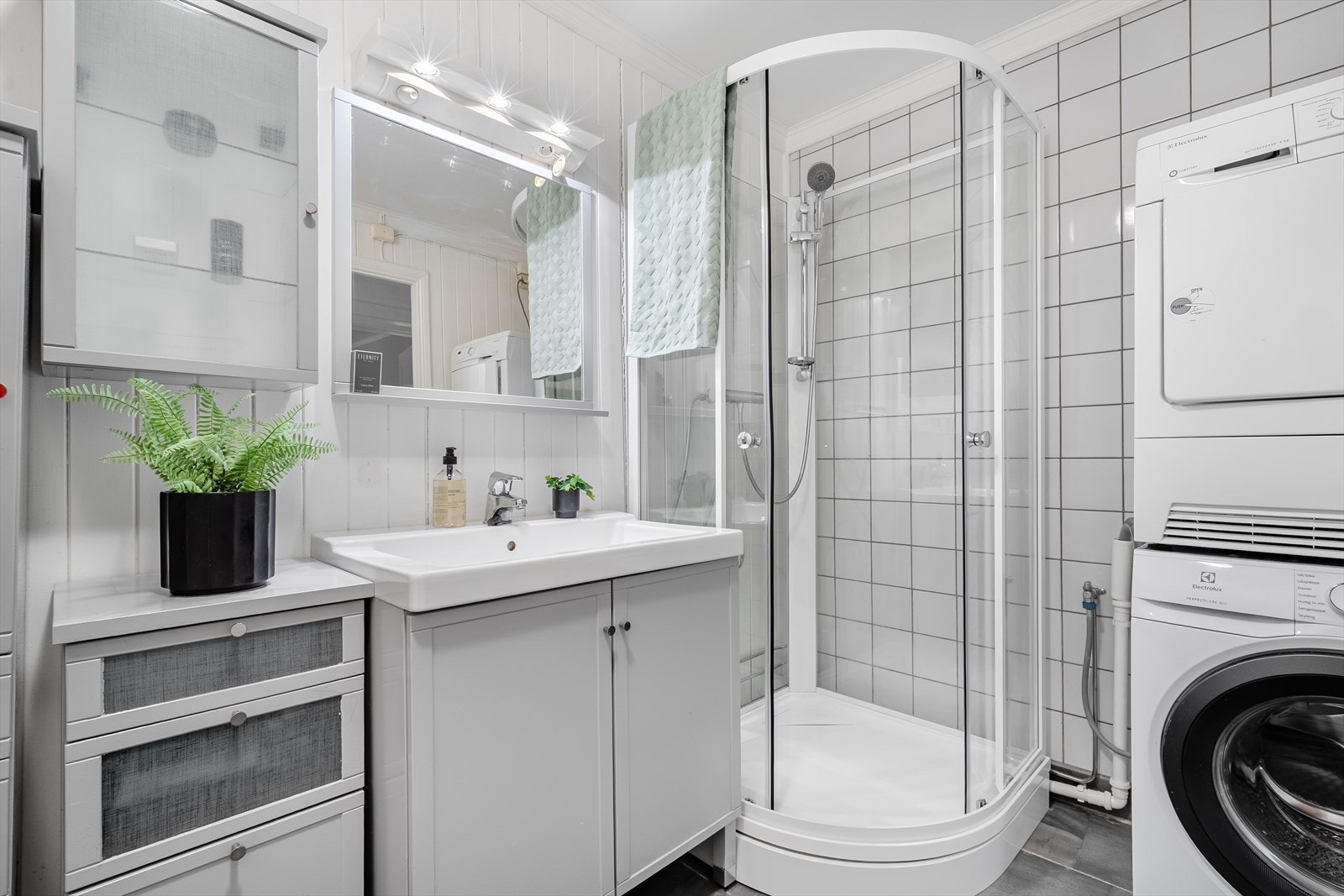 Bad med dusjkabinett og normal oppbevaringsplass. Galleribilde