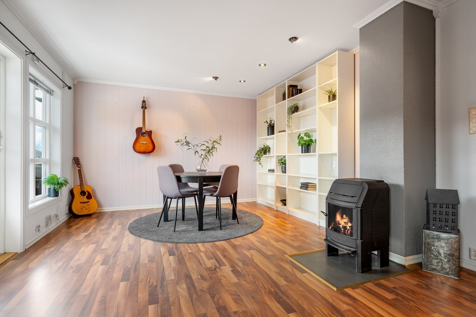 God plass til stor spisegruppe i stua. Galleribilde