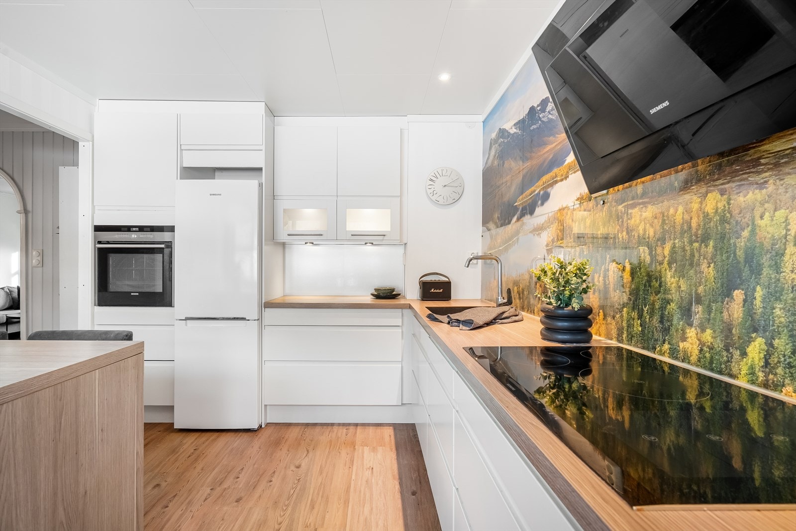 Kjøkken med god oppbevaringsplass og benkeplass. Galleribilde