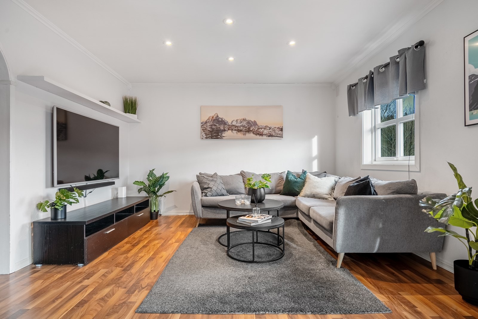 Stor stue med god plass for flere soner. Galleribilde