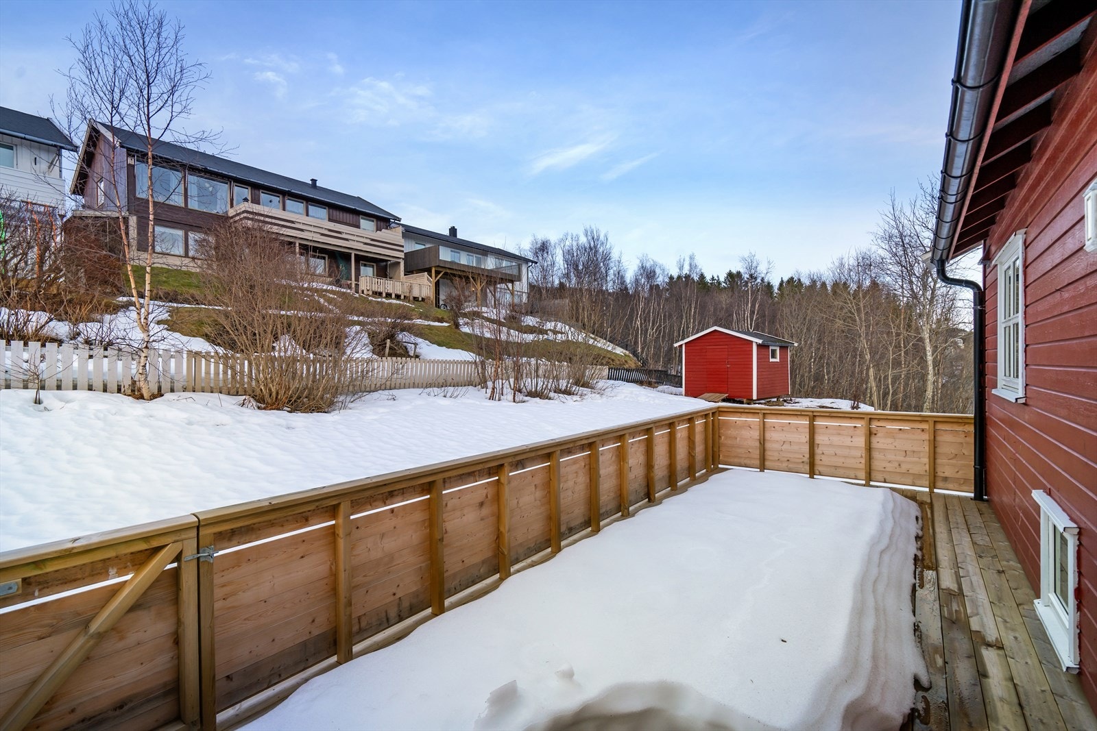 Romslig balkong med god plass for utemøbler. Galleribilde