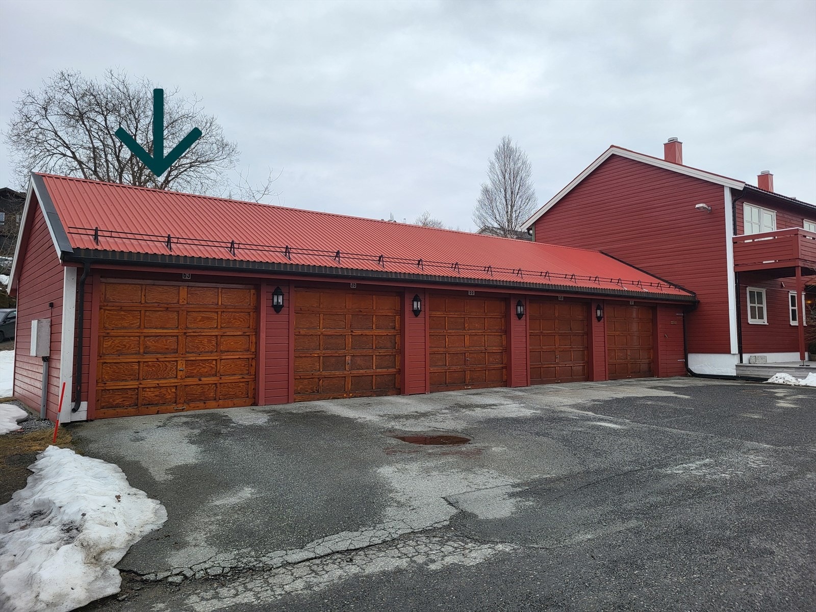 Egen fast garasjeplass i ende av rekken. God plass til bil nr 2 framfor porten. Galleribilde
