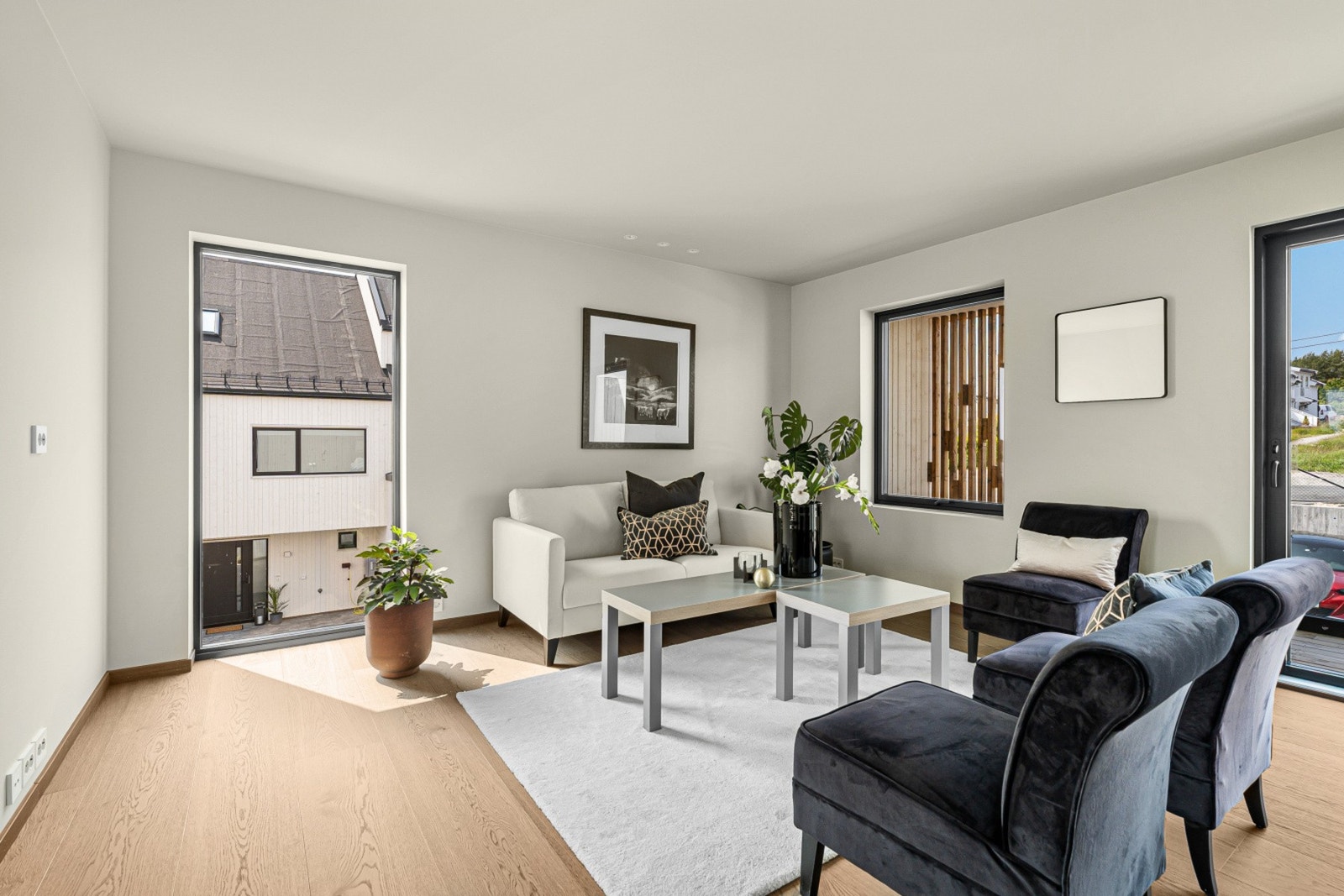 Store vindusflater gir mye lys og god atmosfære i boligen. Galleribilde