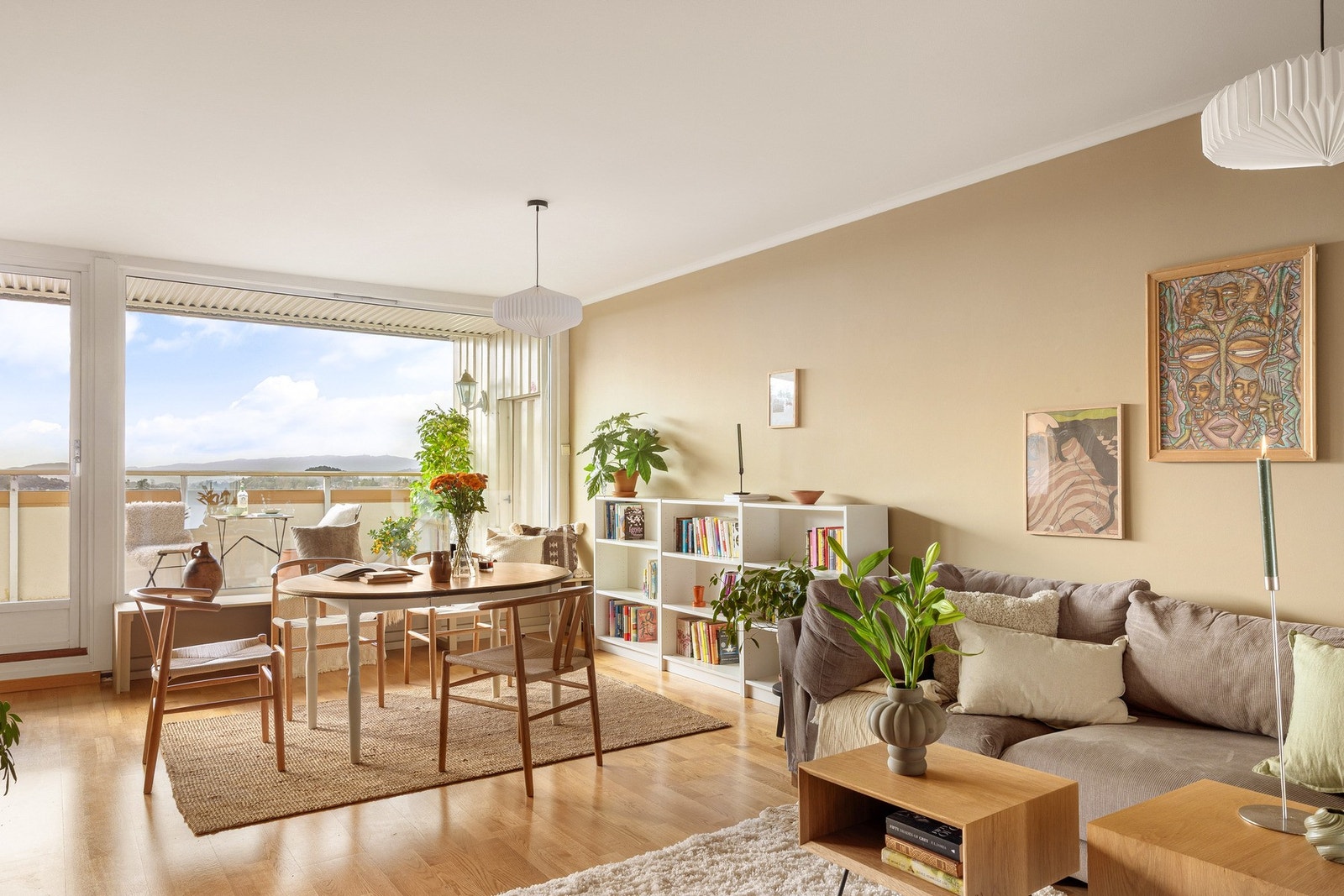 Delvis åpen stue- og kjøkkenløsning som måles til ca. 38 kvm. Galleribilde