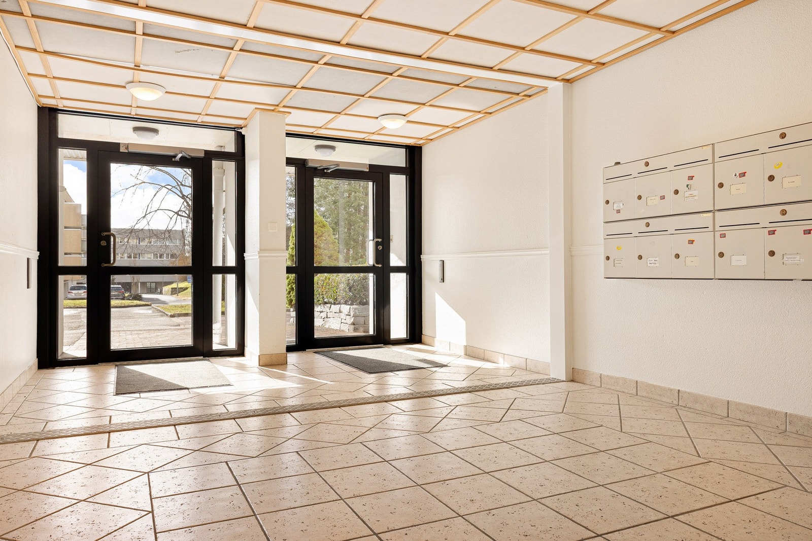 Borettslaget har oppgradert til nye inngangsdører i alle bygg høsten 2025. Galleribilde