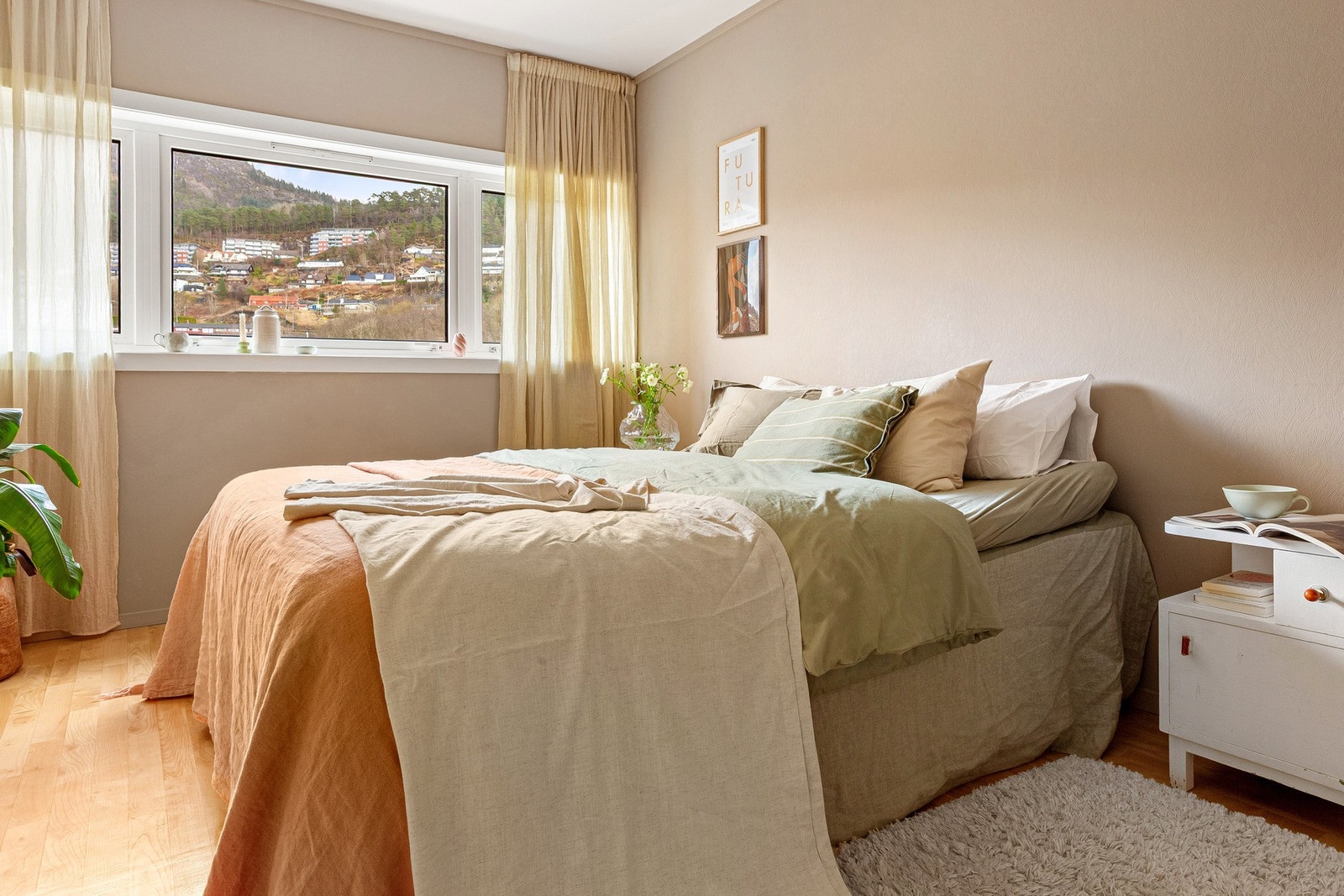 Hovedsoverommet måles til 13 kvm. Her er det god plass til dobbeltseng. Rommet er innredet med et stor plassbygd garderobeskap. Galleribilde