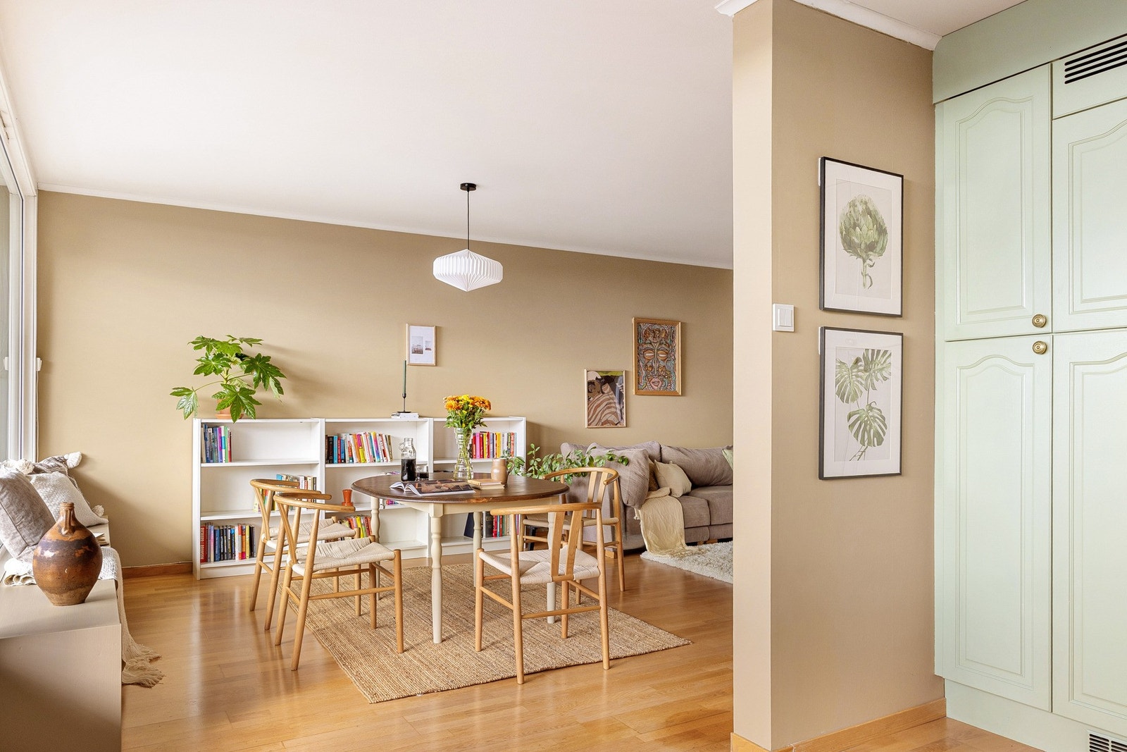 Den åpne løsningen med stuen gjør det mulig å holde praten gående med gjestene mens du forbereder maten. Galleribilde