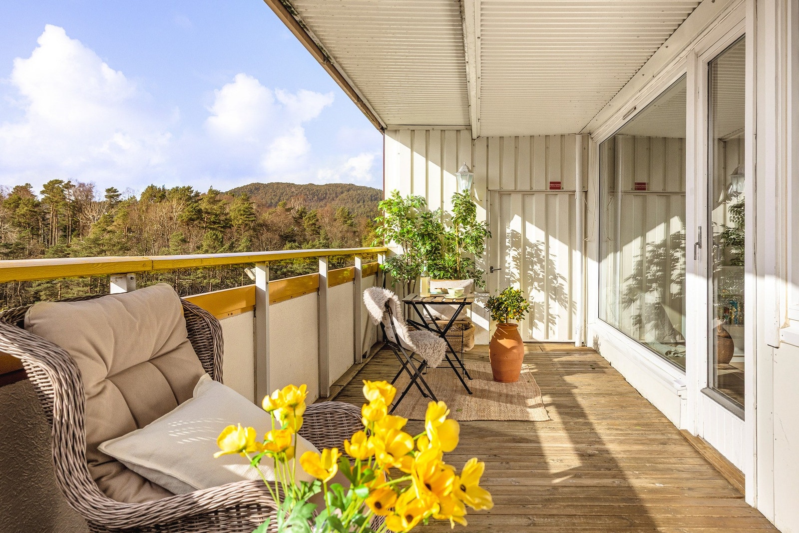 Balkongen er av svært god størrelse, som gjør det mulig å være kreativ med innredningen med sittegruppe, grill og planter. Galleribilde