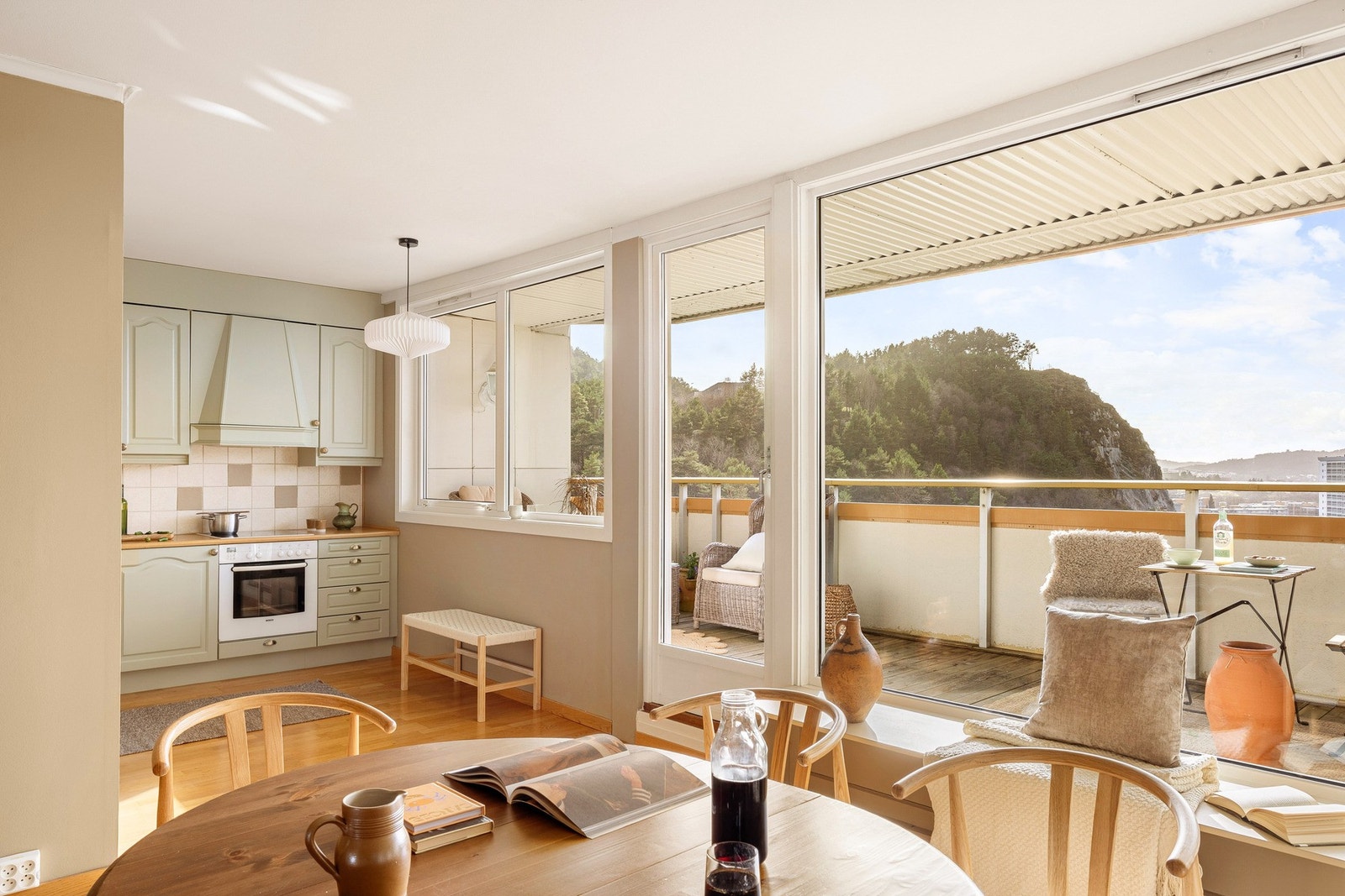 Fra stuen beveger vi oss ut til en herlig sørvest vendt balkong som måles til 16 kvm Galleribilde