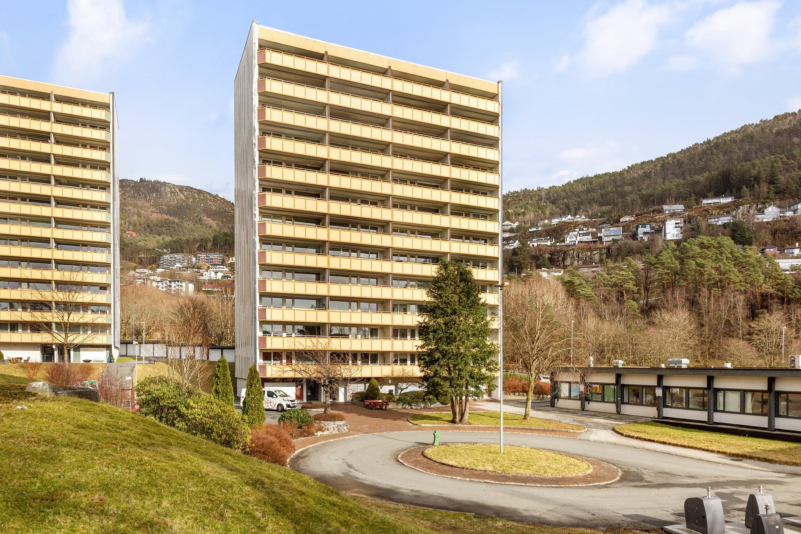 Borettslaget består av 126 leiligheter. Busstoppet Benshaugen Nedre, med avgang hver 10 minutt er like i nærheten. Galleribilde