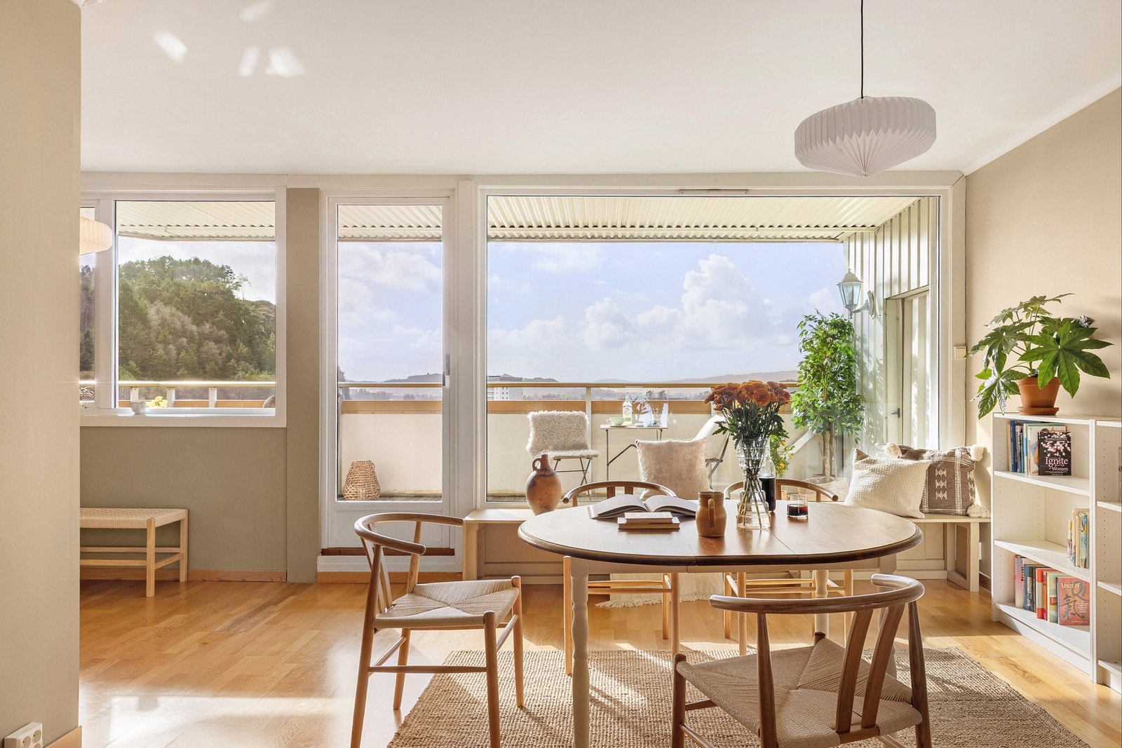 Rommet har store vindusflater som slipper inn mye naturlig lys. Galleribilde