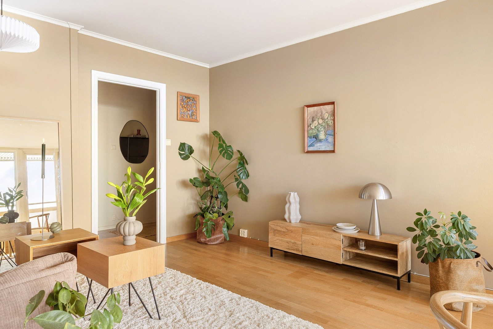 Gulvet er belagt med 3-stavs parkett på gulv. Galleribilde