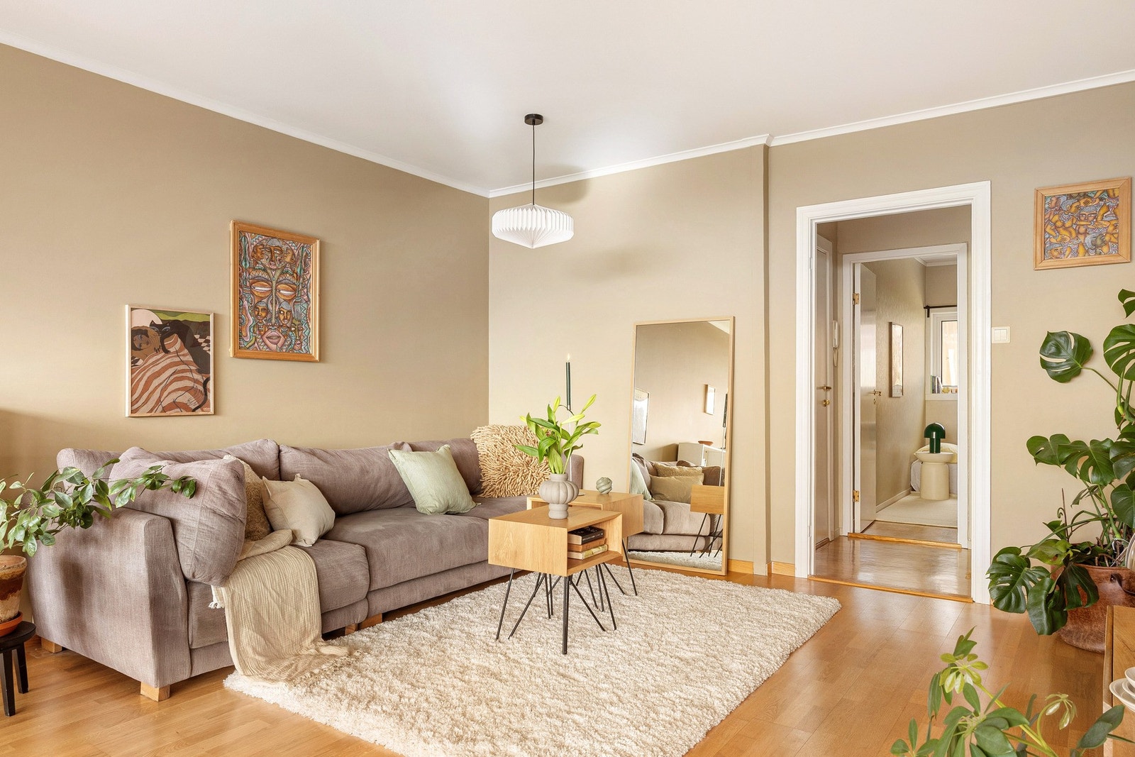 Det er innredet egen sone til sofagruppe. Galleribilde