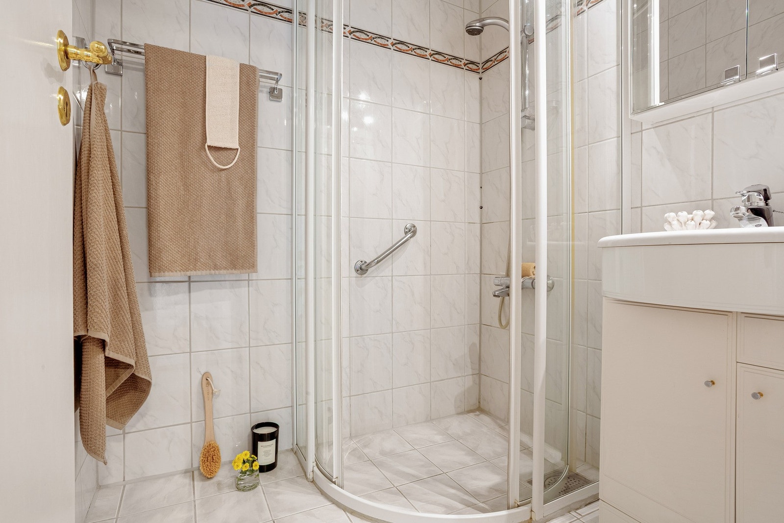 Badet er helfliset og har en slett malt himling. Det er selvfølgelig varme i gulv. Galleribilde