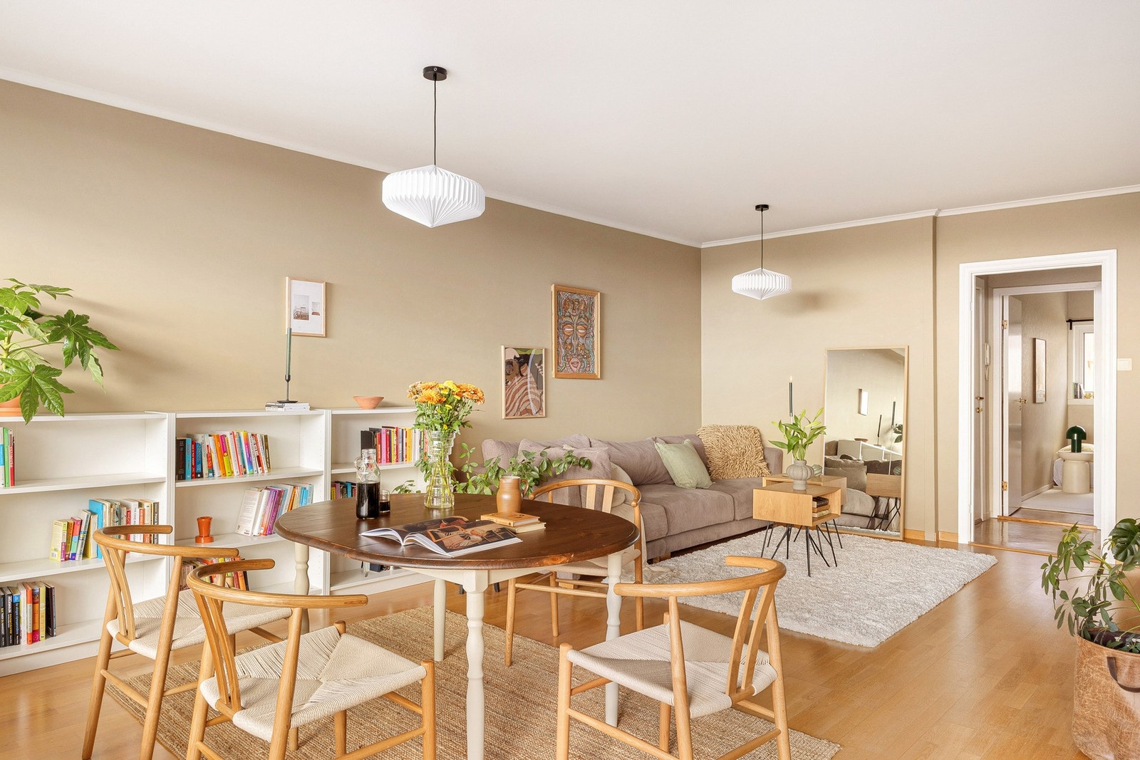 Stuen sin utforming og størrelse gjør det enkelt å innrede med både sittegruppe og spisebord. Galleribilde