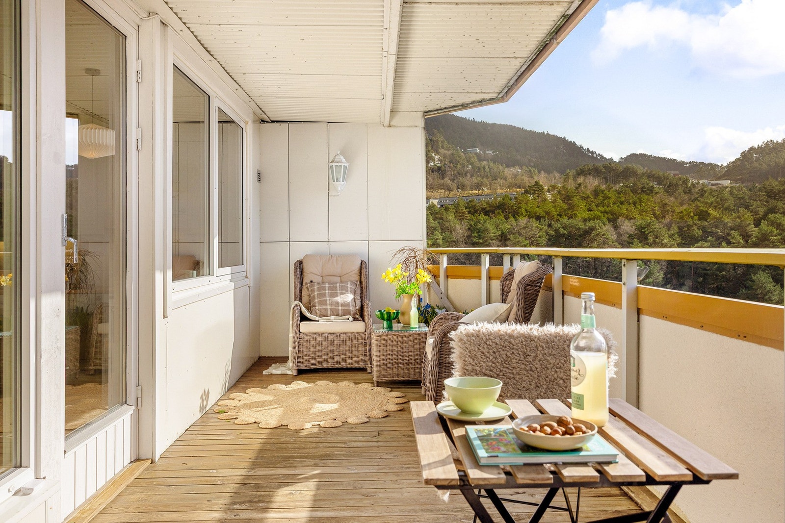 Lys og innbydende leilighet som ligger høyt og fritt i 9. etasje - med gode solforhold, fin utsikt og en behagelig følelse av ro, samtidig som man bor sentralt i Fyllingsdalen. Galleribilde