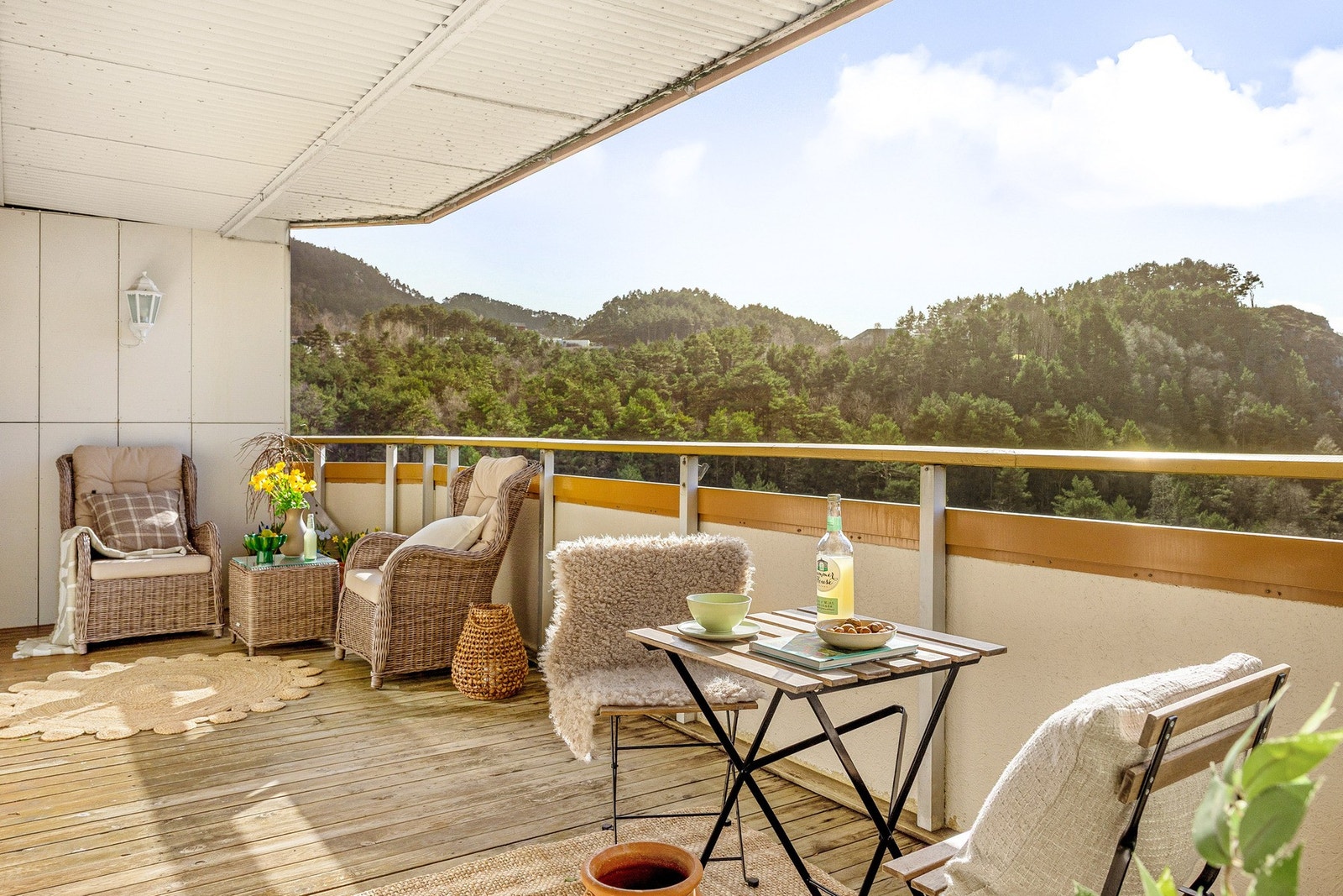 Balkongen har svært gode solforhold, selger opplyser sol fra 10-11 tiden på morgenen til 21 på kvelden. På vinteren er det sol fra tidlig formiddag og frem til solnedgang. Galleribilde