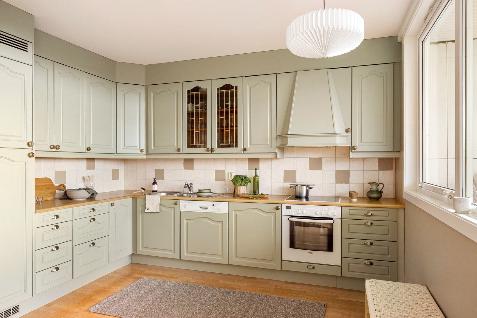 Integrerte hvitevarer består av stekeovn, platetopp, oppvaskmaskin, kjøleskap og ventilator. Galleribilde