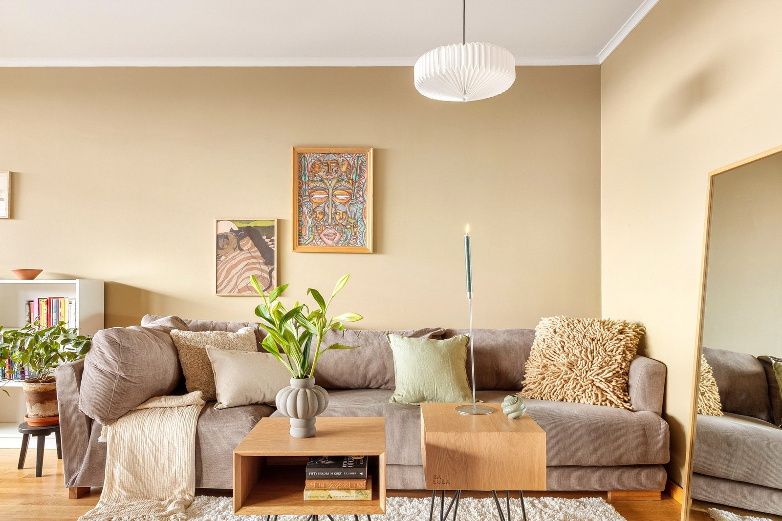 Veggene er malt i en fin fargetone som gir deg en god romfølelse. Galleribilde