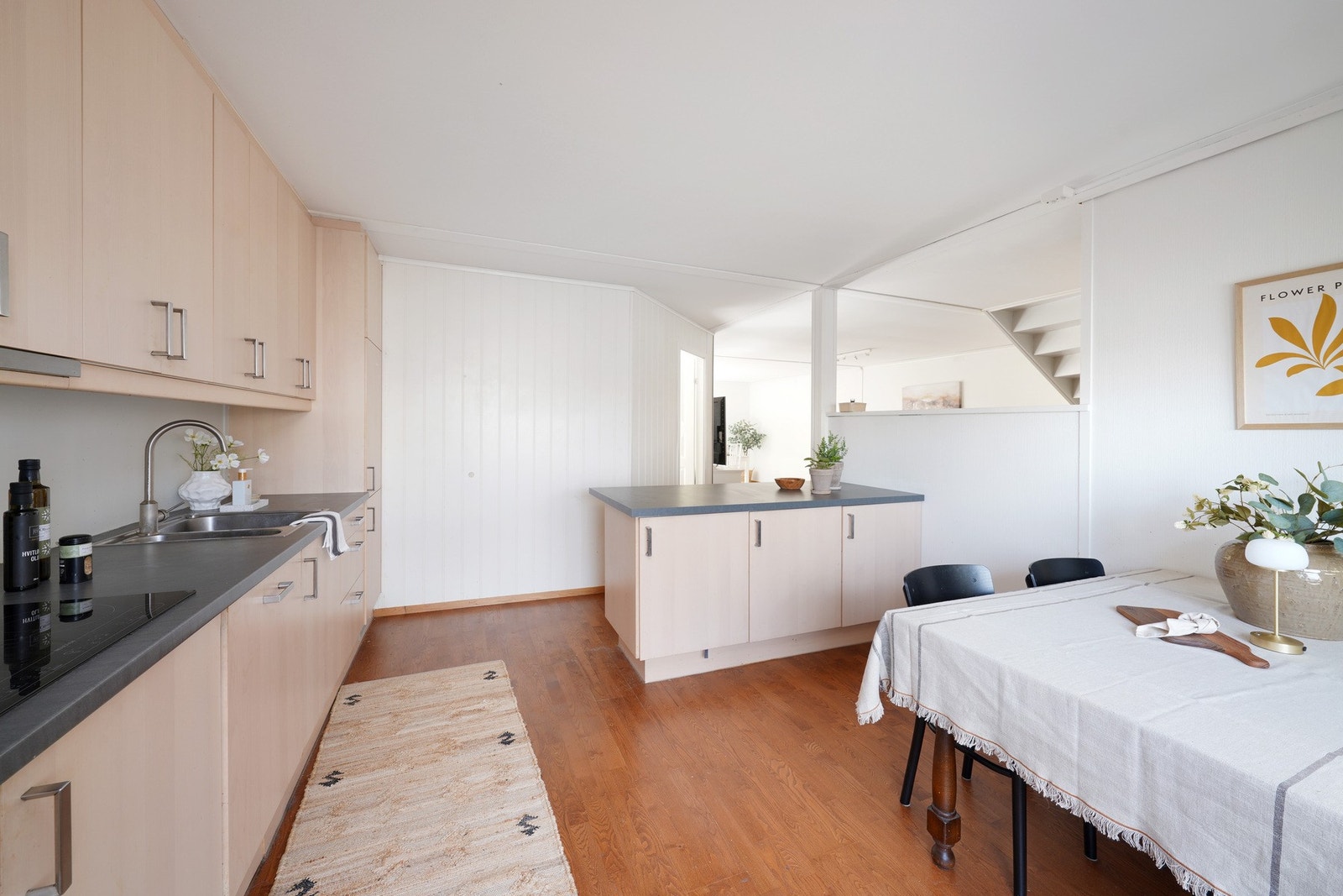 Romslig kjøkken byr på rikelig med skap og benkeplass. Galleribilde