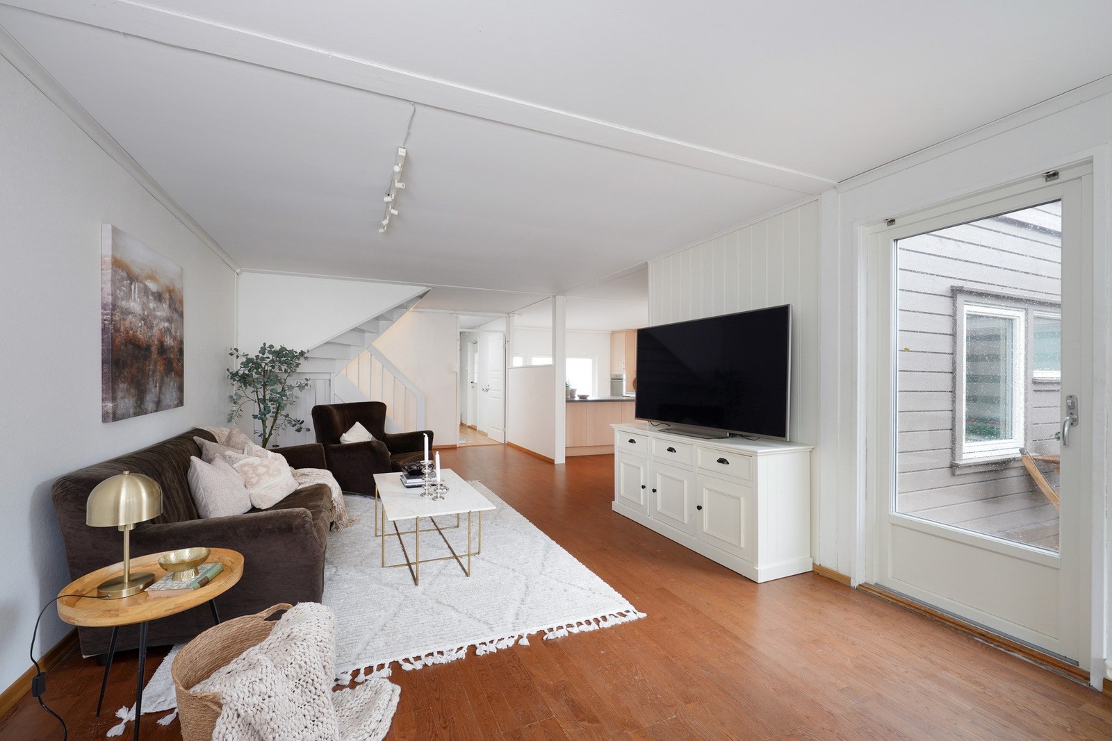 Stor romslig stue med utgang til terrasse og hage. Galleribilde