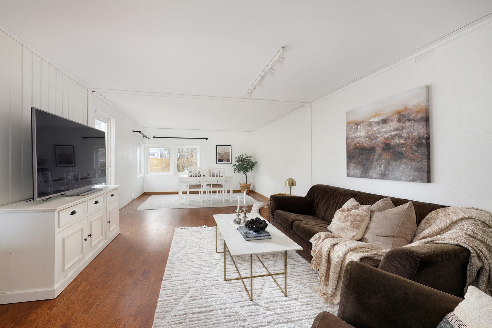 Rommet er lyst og luftig og byr på flere innredningsmuligheter. Galleribilde