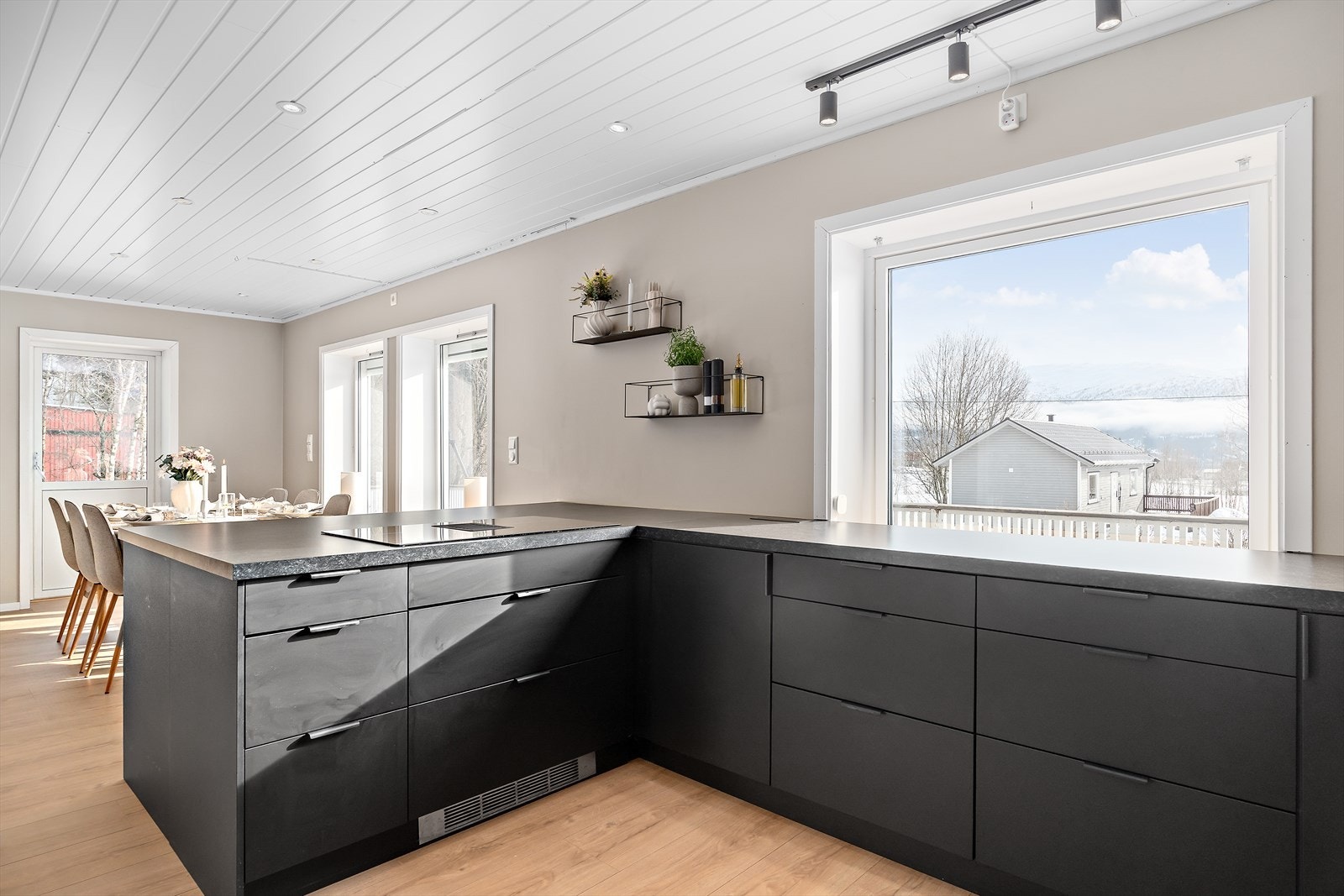 Det er gjennomgående valgt moderne gulv og behagelige fargetoner på vegger. Gulv i stue, kjøkken, mellomgang, ene trappen, gang 2.etasje og ett soverom ble skiftet i 2022. Galleribilde