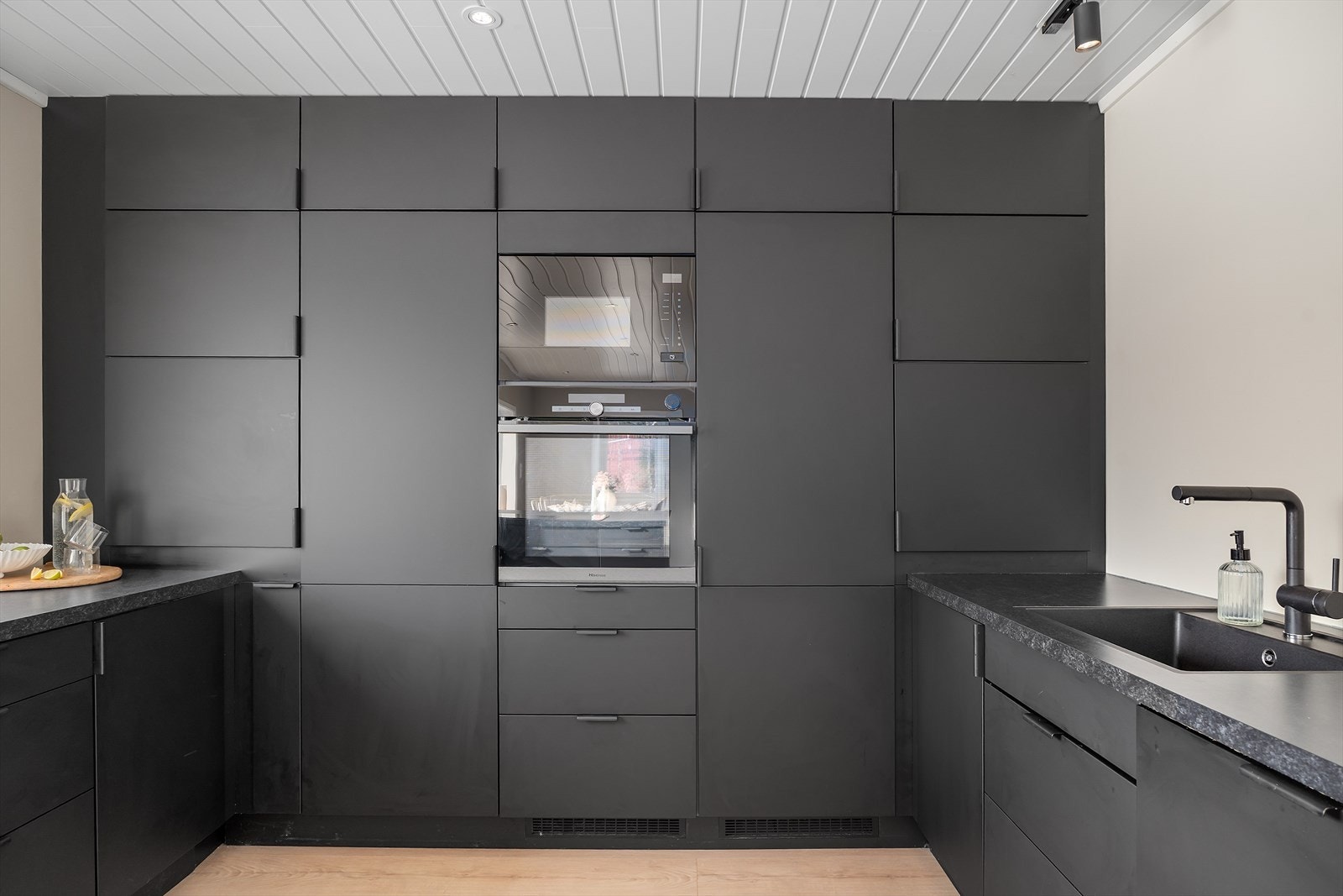 Kjøkkenet er skreddersydd etter eiers ønsker med fokus på oppbevaringsplass og funksjonalitet. Inneholder funksjoner som tørrskap og karusell med dybde i hjørner. Godt med benkeplass. Galleribilde