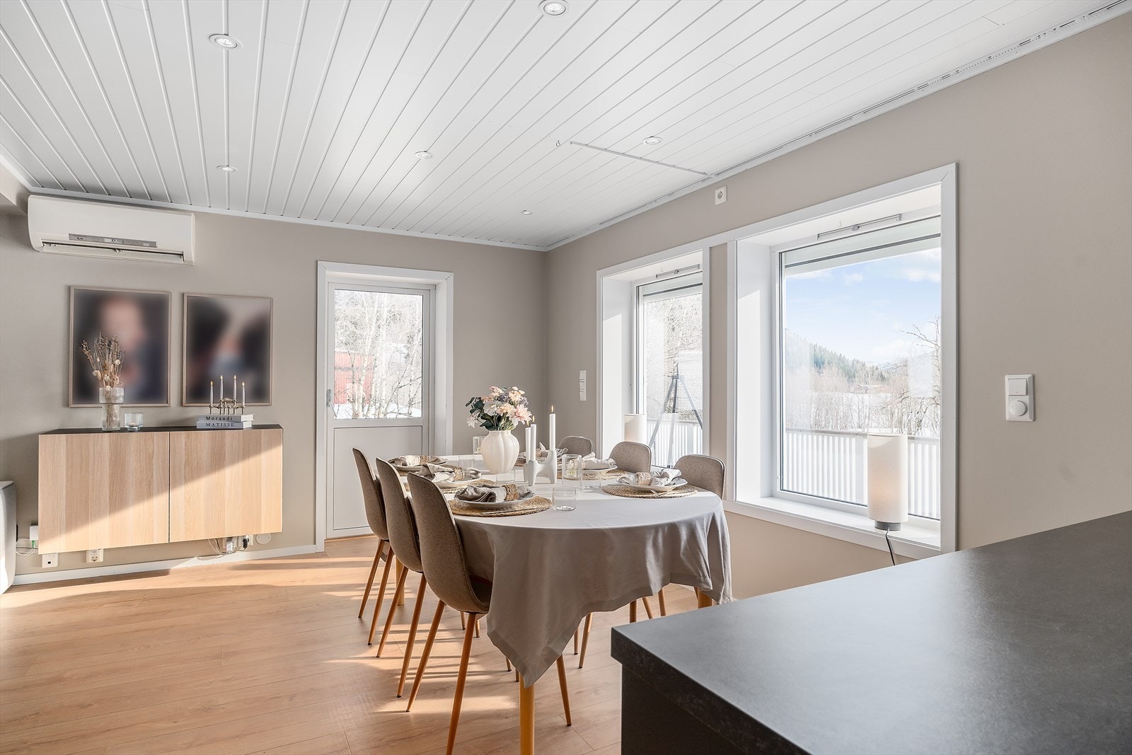 Spisestue plasser ved kjøkken og med utgang til veranda og hage. Galleribilde