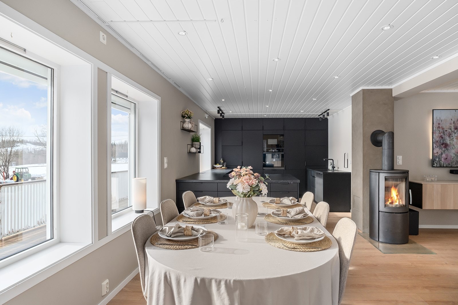 Dette er eiendommen for deg som ønsker å bo i en moderne, påkostet bolig, med tett nærhet til fjell, skog og natur. Galleribilde