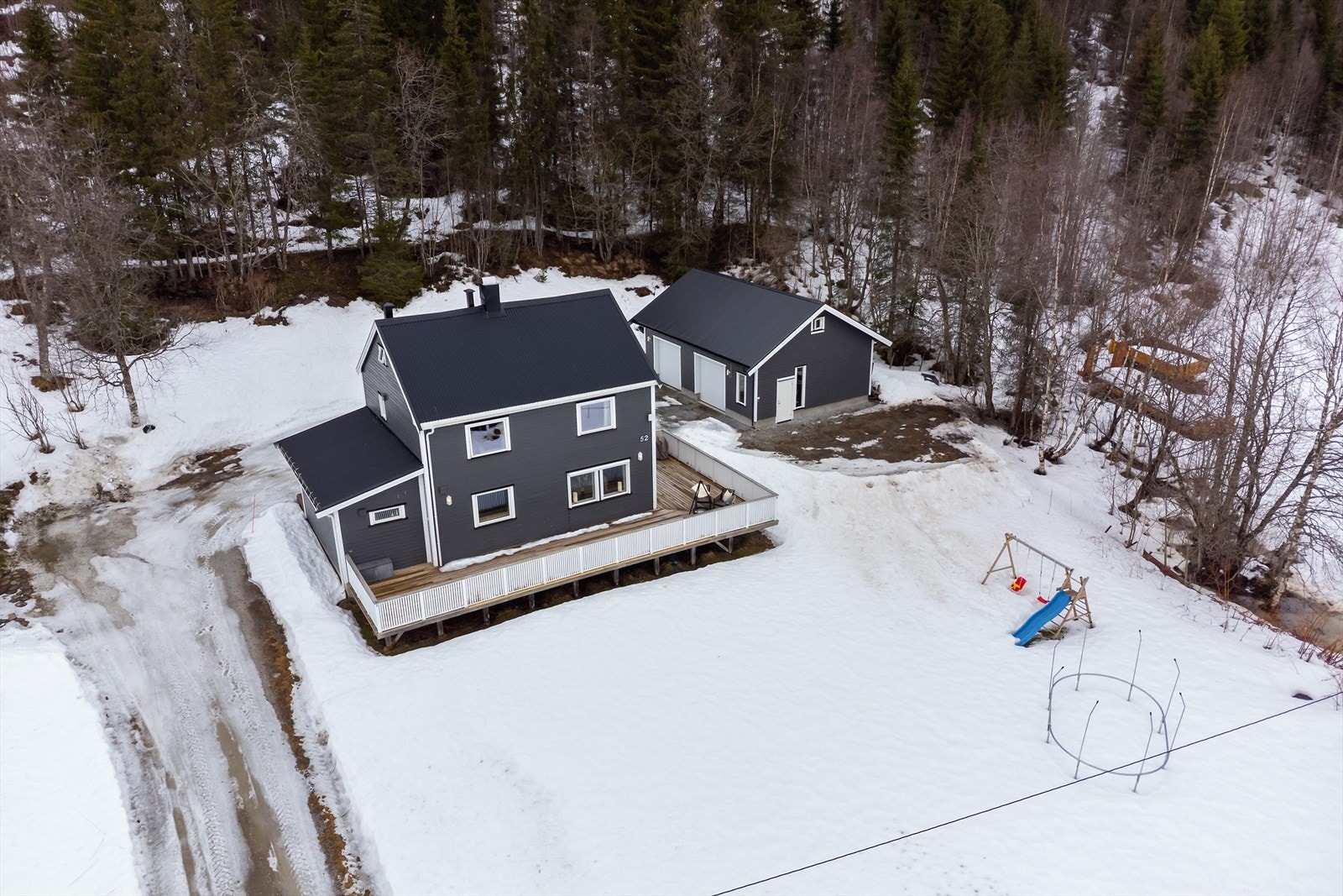 Tomten er på ca 1,8 mål og har rikelig med parkeringsplass, samt en stor hage som er opparbeidet med gressplen. Galleribilde