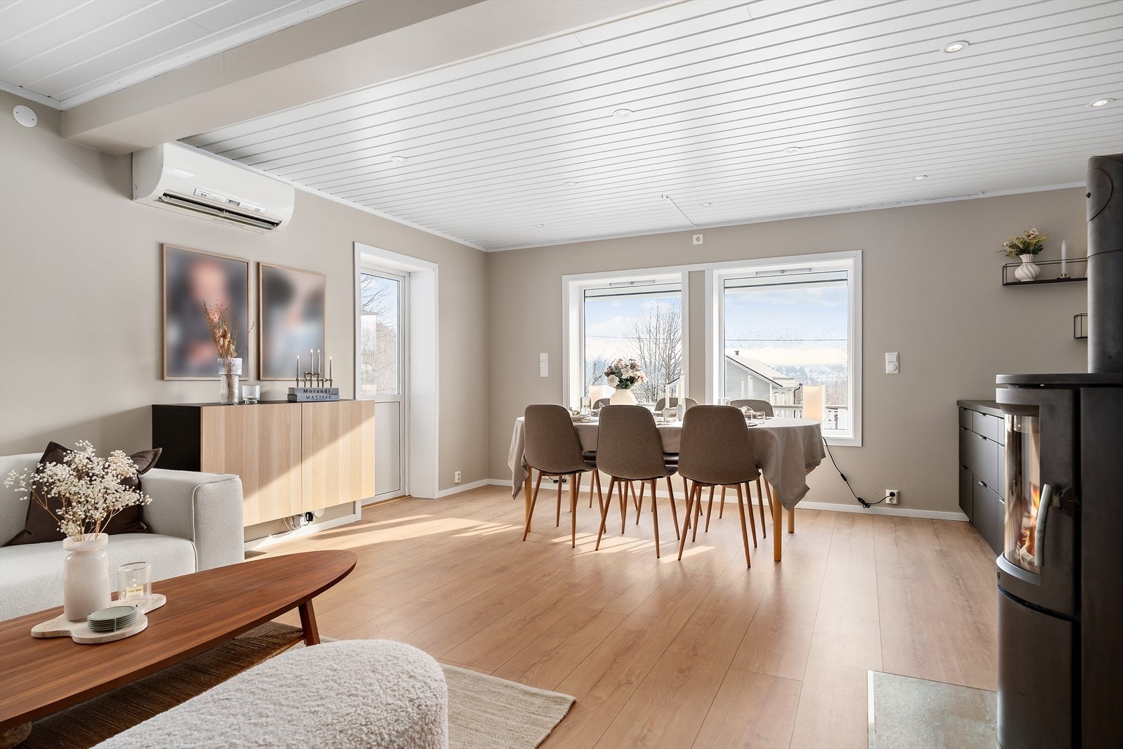 Ei luftig og modernisert stue som har godt lysinnslipp og fint utsyn. Galleribilde