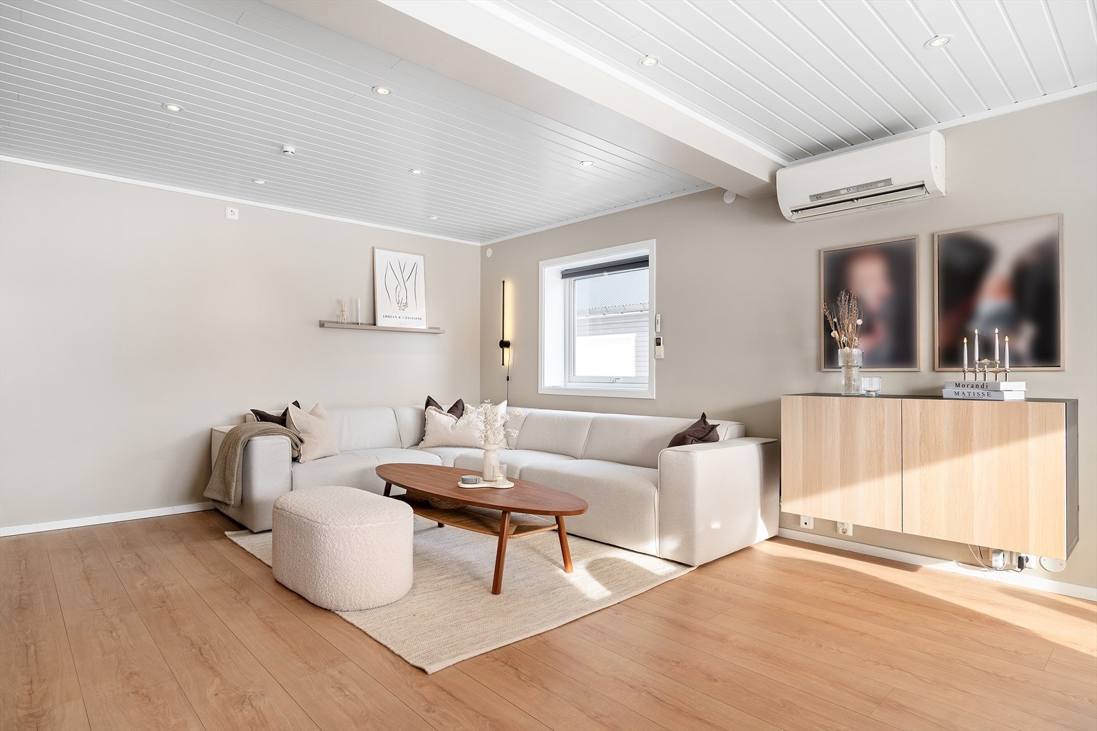 Stue har sofaavdeling med varmepumpe og vedfyring. Galleribilde