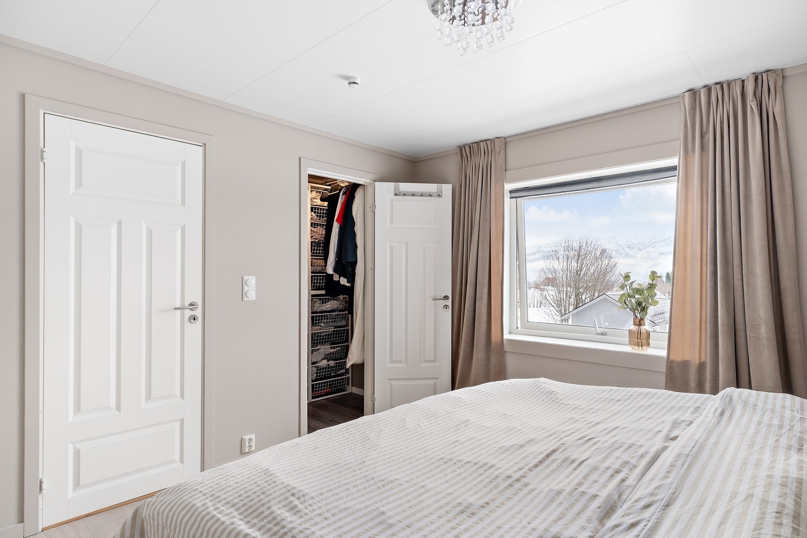 Hovessoverommet har egen bod som benyttes til oppbevaring av klær. Galleribilde