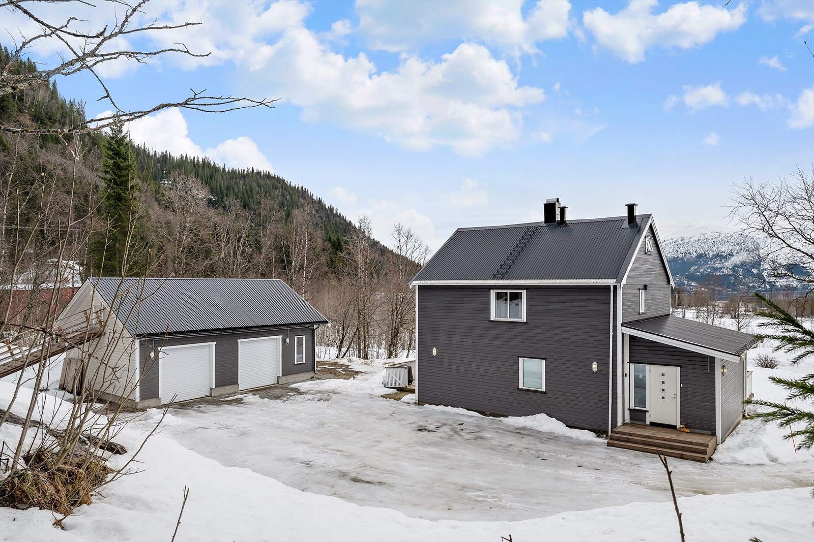 Eiendommen ligger tilbaketrukket til på et koselig eiendomstun sammen med to andre boligeiendommer. Galleribilde