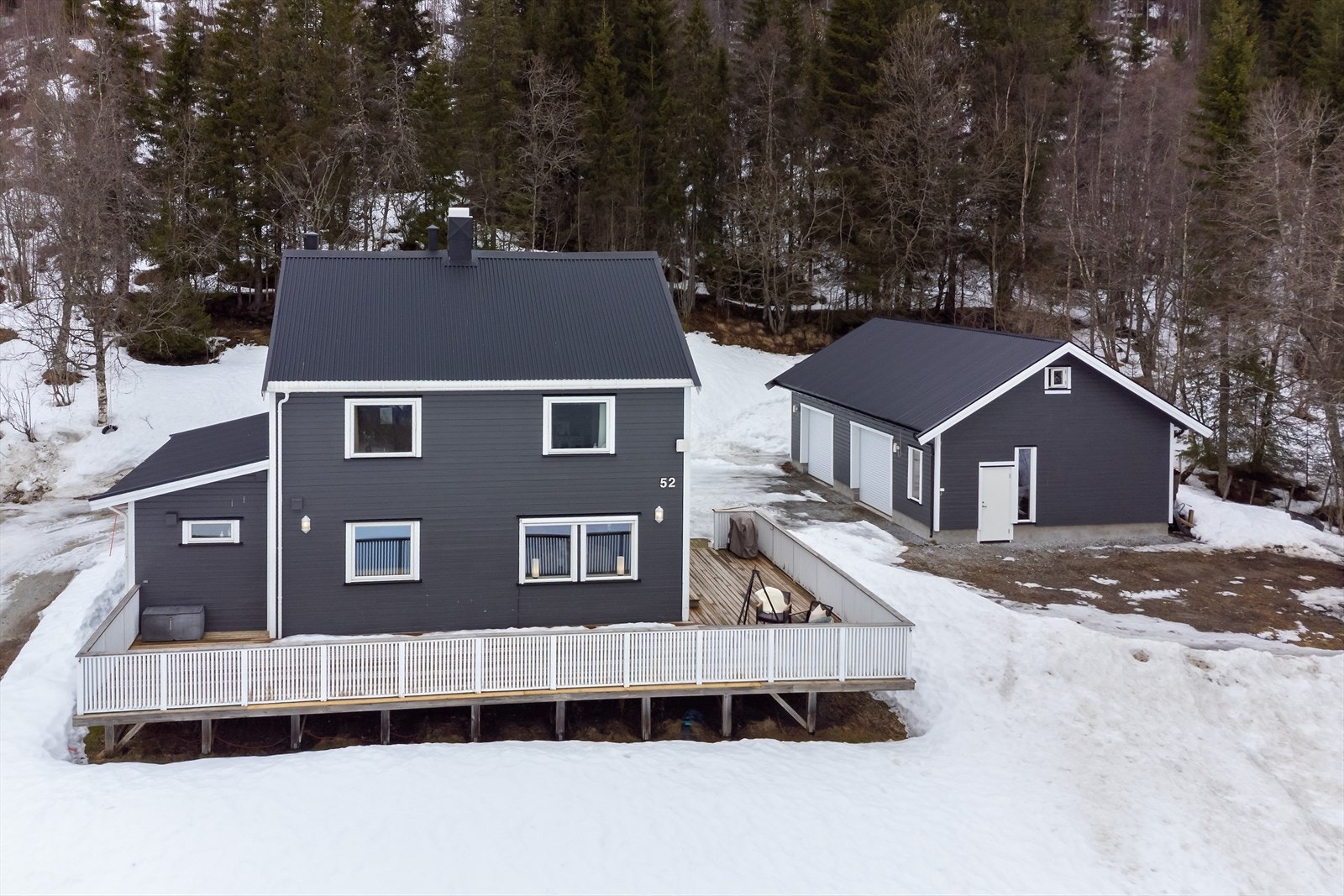 Fasade har liggende kledning som i følge tidligere eiere er byttet i 2010/11 og yttertak med nedløp og renner fra 2009. Huset er utvendig malt i 2021. Galleribilde