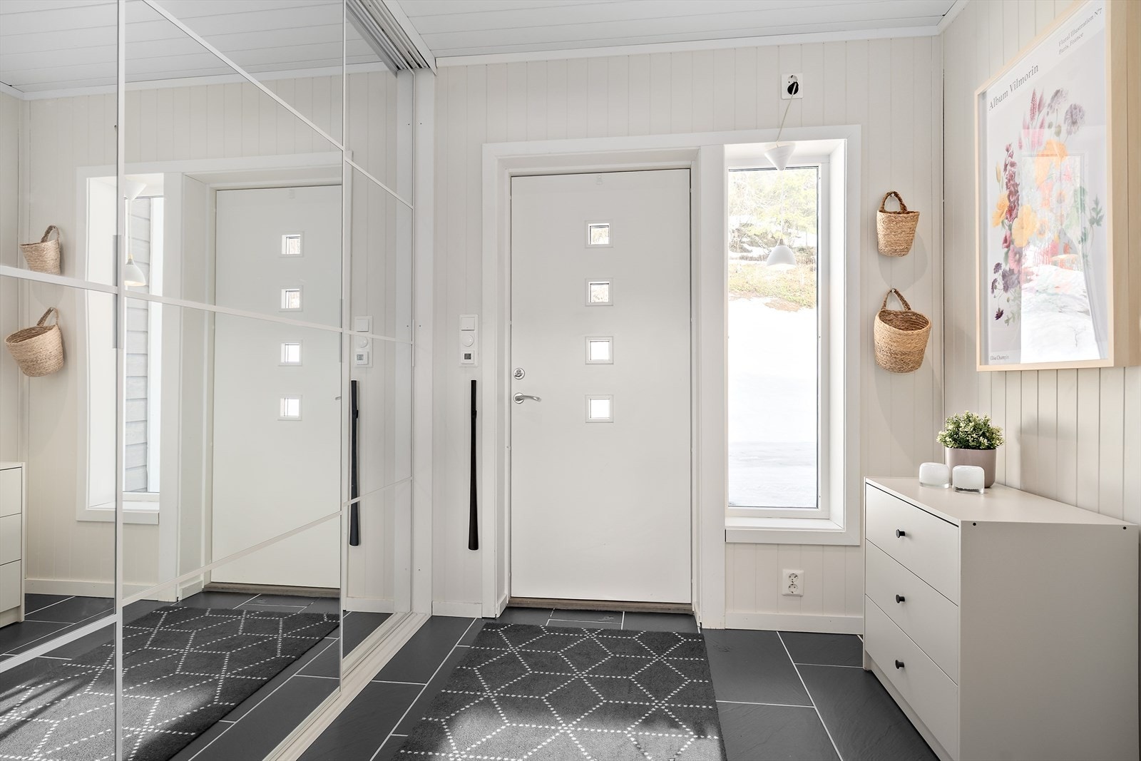 Yttergang med skyvedørsgarderobe. Sikringsskap er gjemt bak bildet på veggen. Galleribilde