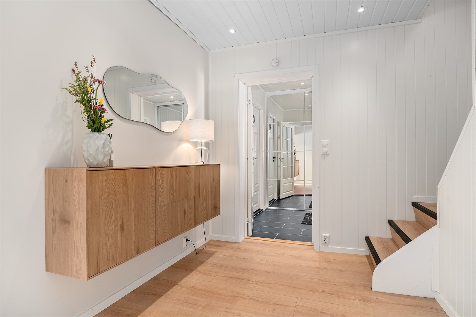 Mellomgang med trappeløp til 2.etasje og nedgang til kjeller. I kjeller finner man tre romslige boder. Galleribilde