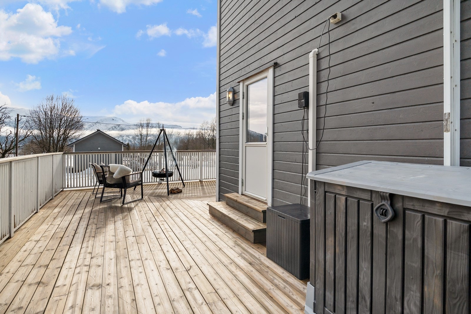 Her kan man sitte skjermet og godt til i solveggen. Galleribilde