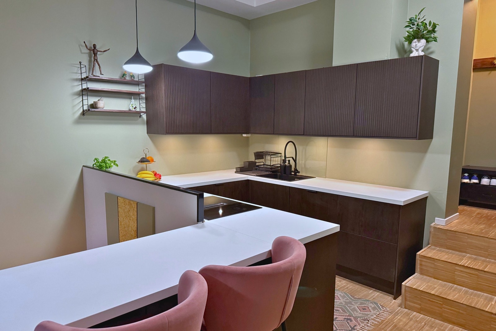 Kjøkkenet har en hyggelig atmosfære, god takhøyde og oppleves lyst og romslig. Galleribilde