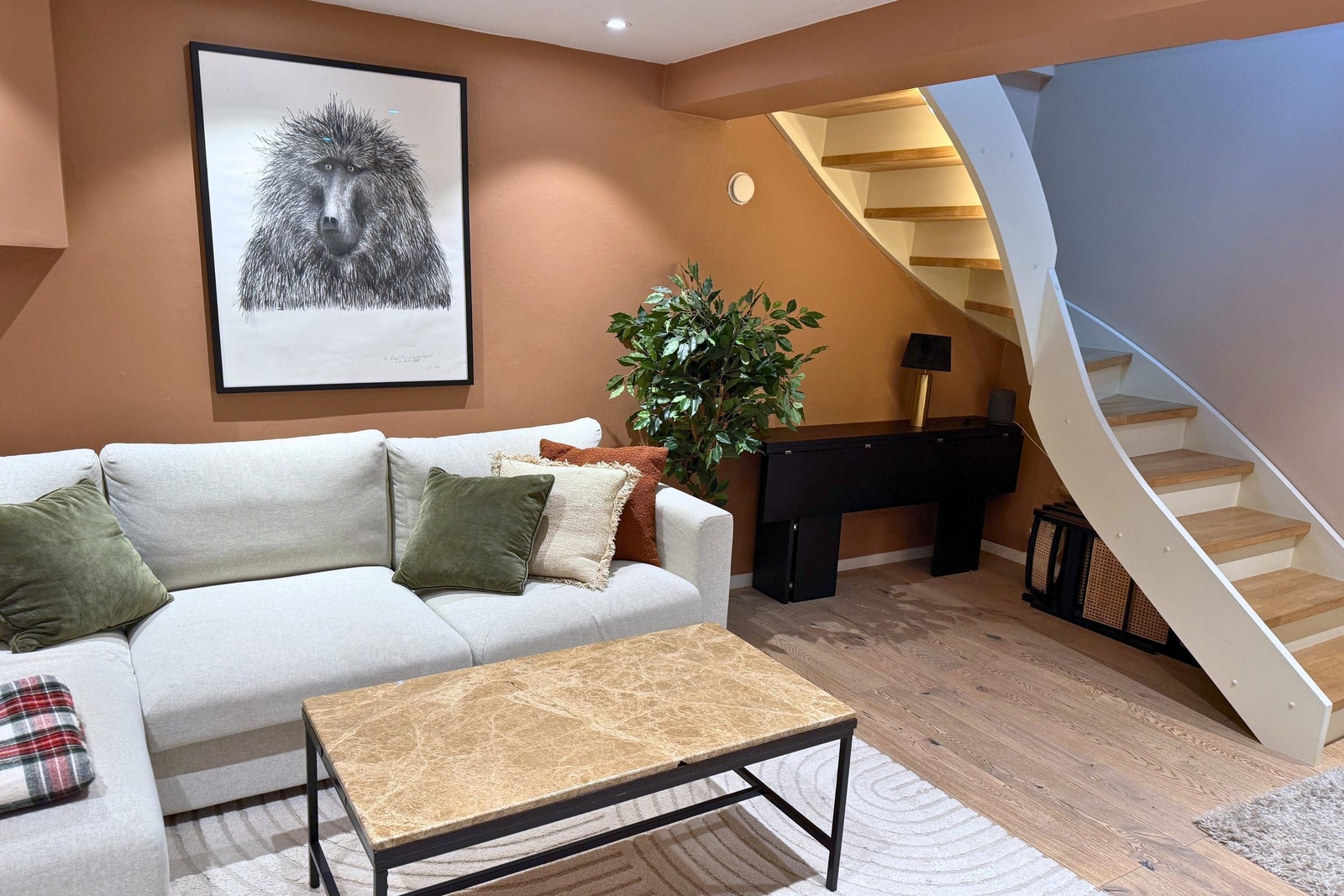 Praktisk planløsning med interntrapp mellom etasjene. Nåværende eier har et utvidbart spisebord under trappen til daglig, som enkelt kan trekkes frem ved behov og gir komfortabel plass til opptil 8 personer. Galleribilde